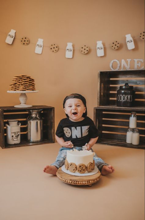 Foodie Birthday Party Theme, Milk And Cookies 1st Birthday Cake, Cookie Monthly Milestone Pictures, Cookie One Year Old Party, Milk Cookies First Birthday, Cookie Theme First Birthday, Baby Cookie Photoshoot, Cookie Theme Smash Cake, Chocolate Chip Cookie Themed Birthday Party