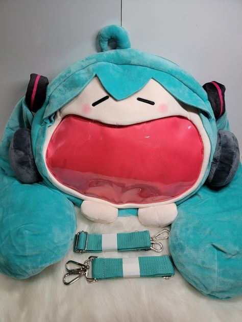 Elevate your fandom with our Miku Ita Bags! Perfect for showcasing your love for Hatsune Miku, these stylish and customizable bags let you carry your favorite virtual diva everywhere. Grab yours today and let the world know you're a true Miku fan! ☆ Large Miku Ita Bag - 18x15x4 inches  (Features- Pockets on the hair and in the bag of the bag. Large and can hold many pins! You can switch between Totebag, Backpack, and Crossbody ☆ Sakura Miku Ita Bag - 13x10x3 inches (Features inside pocket to hold pins and can be switched between crossbody, backpack and totebag) ☆ Miku Ita Bag - 13x10x3 inches  (Features inside pocket to hold pins and can be switched between tote and crossbody) Hatsune Miku Ita Bag, Miku Ita Bag, Ita Bag Aesthetic, Miku Bag, Miku And Sakura Miku, Miku Backpack, Ita Bag Ideas, Miku Figure, Sakura Miku