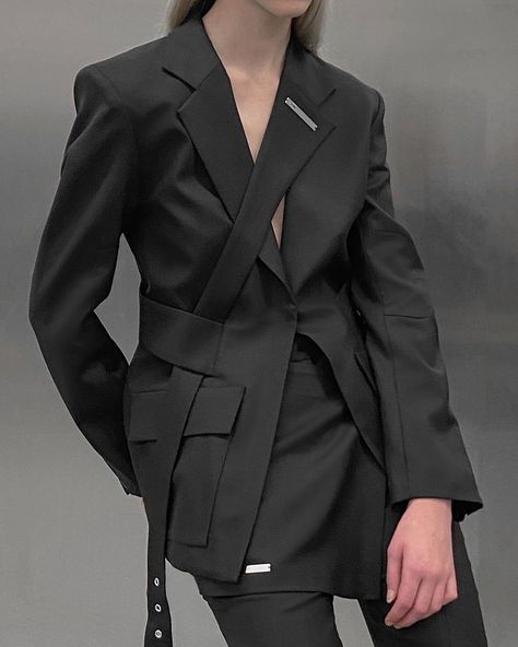 Woman Suit Fashion Party, Deconstruction Fashion, Heliot Emil, Woman In Suit, Vetements Clothing, Woman Suit Fashion, Blazer Designs, April 21, Abayas Fashion