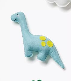 Nursery Sewing, Homemade Stuffed Animals, Felt Dinosaur, Hand Sewn Felt, Projek Menjahit, Baby Mobil, Sewing Stuffed Animals, Sewing Projects For Kids, Dinosaur Pattern