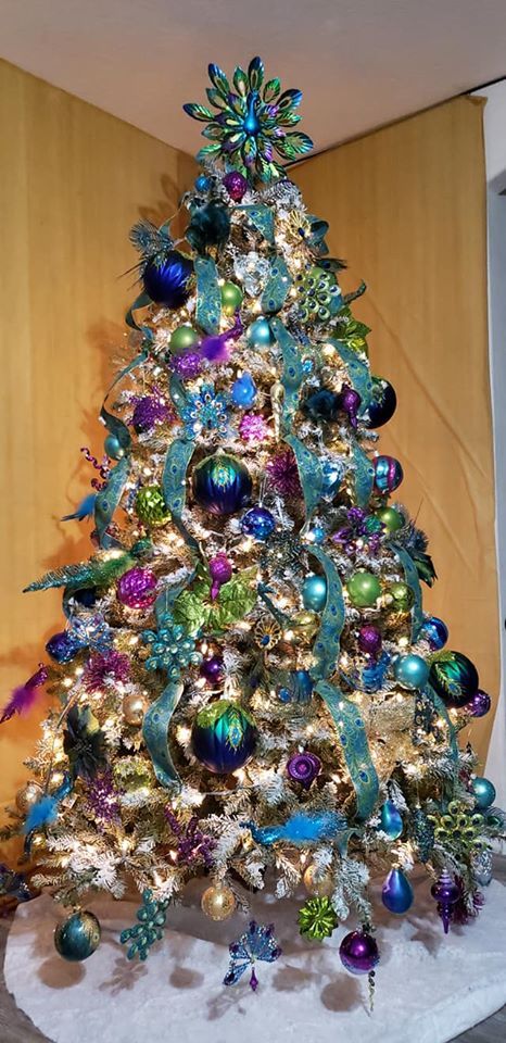 Peacock Xmas Tree, Peacock Themed Christmas Tree, Jewel Toned Christmas Tree, Peacock Christmas Tree Ideas, Christmas Tree Themes Unique, Peacock Christmas Decorations, Themed Christmas Trees, Christmas Peacock, Theme Christmas Tree