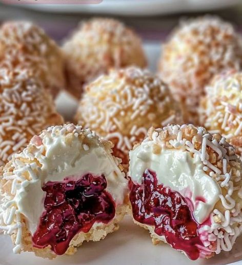 Raspberry Cream Cheese Bites Most Popular Cookies, Cream Cheese Bites, Cheese Bites Recipe, Raspberry Cream Cheese, Cream Cheese Ball, Popular Cookies, Berry Compote, Raspberry Cream, Dessert Aux Fruits