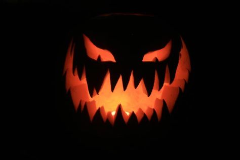 evil pumpkin smile Creepy Pumpkins Carvings, Punkin Carvings Ideas, Pumpkin Carving Scary Easy, Epic Pumpkin Carving Ideas, Pumpkin Faces Ideas Carved, Spooky Pumpkin Carving Ideas Easy, Pumpkin Face Carving Ideas, Painting Ideas Fall Easy, Evil Pumpkin Carving