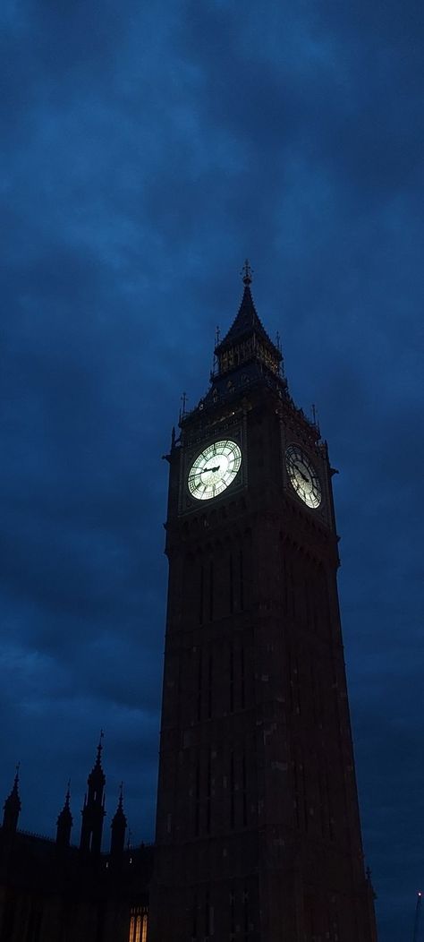 Big Ben London City Night Wallpaper, London Landscape Wallpaper, London Lockscreen Aesthetic, Iphone Wallpaper Night Vibes, Dark London Wallpaper, British Wallpaper Aesthetic, Aesthetic Places London, London Background Wallpapers, London Rain Wallpaper