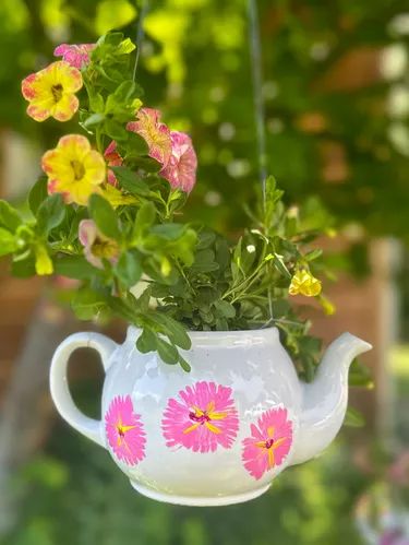 How to Make a Teapot Planter For Your Garden | ehow Teapot Planter, Teapot Garden, Glassware Garden Art, Succulent Images, Tea Pots Art, Vertical Garden Planters, Painted Teapot, Tea Pots Vintage, Unique Plants