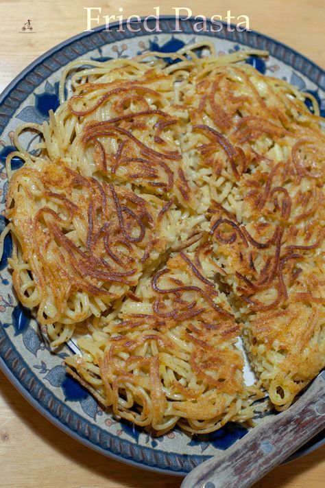 Pasta Frittata, Leftover Noodles, Italian Fries, Fried Spaghetti, Fried Pasta, Leftover Spaghetti, Italian Recipes Authentic, Spaghetti Pasta, Italian Dishes