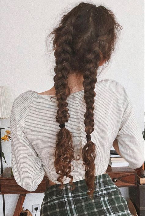 Witchy Long Hair, Brown Curly Hair Hairstyles, Cottage Core Hairstyles Curly, Cottage Core Hairstyles, Cottagecore Hair, Brown Curly Hair, Curly Hair Photos, Beautiful Curly Hair, Curly Hair Styles Easy