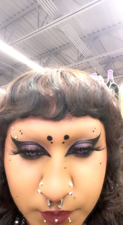 Graphic Eyebrows, Shaved Off Eyebrows, Goth Makeup No Eyebrows, Alt Eyebrow Shapes, Cool Eyebrows, Circle Eyebrows, Dot Eyebrows, Creative Eyebrows, Shaved Eyebrows Makeup