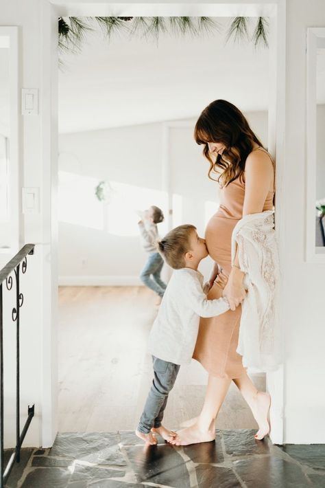 Maternity Shoot With Kids, Maternity Photoshoot With Toddler, Photoshoot With Toddler, Creative Maternity Photoshoot, Indoor Maternity Photos, Lifestyle Maternity Photography, Home Maternity Photography, Family Maternity Pictures, Maternity Photography Family