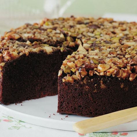 Upside-down chocolate caramel nut cake | Women's Weekly Food Upside Down Desserts, Banana Upside Down Cake, Nut Cake, Walnut Cake, Nut Recipes, Chocolate Nuts, Upside Down Cake, Chocolate Caramel, Easy Cake Recipes