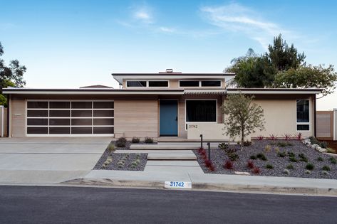 Midcentury Modern Residence, Laguna Niguel // MYD studio archite Midcentury Ranch Exterior, Mid Century Front Yard, Concrete Outdoor Floor, Coastal Midcentury Modern, Modern Landscape Lighting, Xeriscape Ideas, Drought Tolerant Trees, Mid Century Exterior, Modern Front Yard