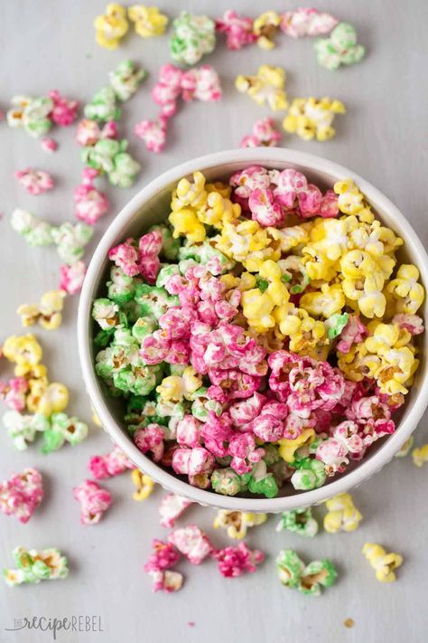 Candy Popcorn Recipe, Colorful Popcorn, Gourmet Popcorn Recipes, Flavored Popcorn Recipes, Popcorn Recipes Easy, Colored Popcorn, Easy Holiday Treats, Sweet Popcorn, The Recipe Rebel