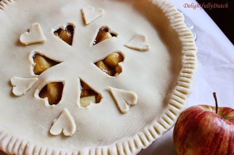 Heart Apple Pie, Apple Pie Top Crust Design Easy, Apple Pie Designs, Dessert Auction, Creative Pie Crust, Heart Pie, Pretty Pie Crust, Valentine's Day Food, Crust Designs