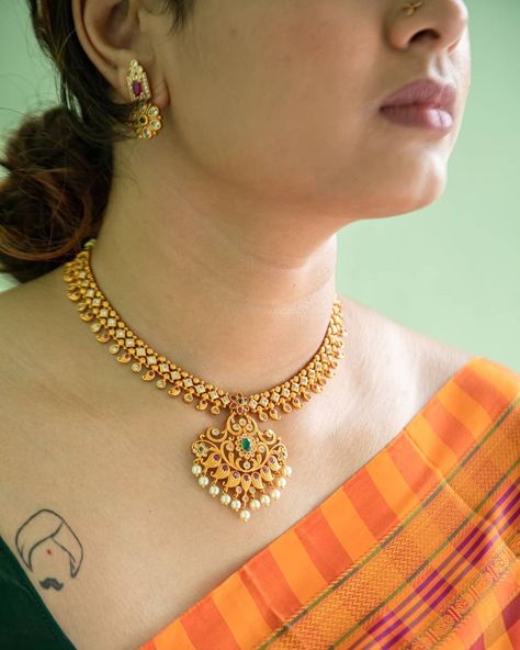 Gold Necklace Short Designs, 30grams Gold Necklace Designs Short, Nackles Gold Design New, Neck Less Design Gold Jewellery, Short Chains Gold For Women, Indian Jewellery Design Gold Necklace Set Bridal Jewelry, Jigini Necklace Gold, Small Gold Necklace Set Indian, Simple Antique Necklace Gold