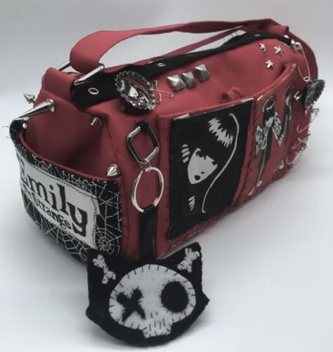 Goth Backpack Diy, Goth Bag Diy, Punk Bag, Accessories Gothic, Gothic Purse, Emo Accessories, Emily The Strange, Battle Jacket, Red Purse