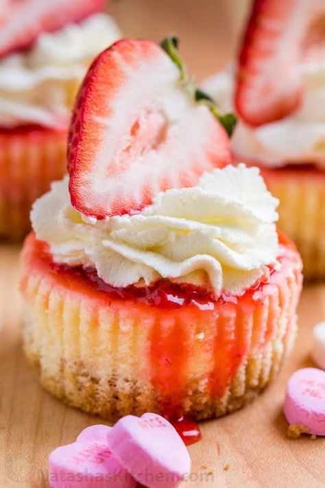 Fresh Strawberry Topping, Strawberry Cheesecake Cupcakes, Strawberry Cheesecakes, Mini Strawberry Cheesecake, Sauce Video, Strawberry Cheesecake Bites, Strawberry Cheesecake Recipe, Thanksgiving Side Dishes Easy, Biscuits Graham