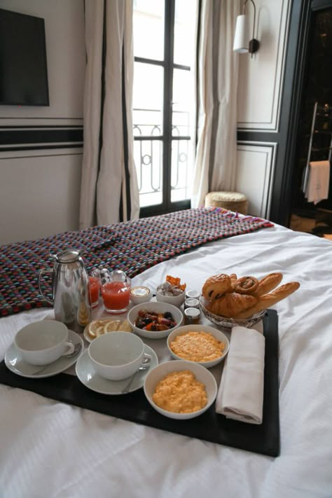 The Best Luxury Hotel In Le Marais Paris: Pavillon De La Reine Luxury Breakfast Aesthetic, Luxury Breakfast In Bed, Hotel Breakfast Aesthetic, Breakfast In Hotel, Food In Bed, Hotel Morning, Luxurious Breakfast, Breakfast Luxury, Breakfast Setting