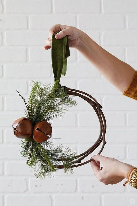 Modern Christmas Wreath, Natal Natural, Diy Magnolia Wreath, Navidad Natural, Christmas Wreath Ideas, Kerajinan Diy, Diy Christmas Wreaths, Grapevine Wreaths, Magnolia Wreath