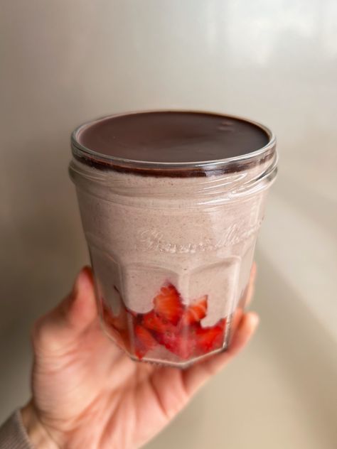 Blended Strawberry Oats (With a Chocolate Shell!) Blended Strawberry Oats With Chocolate Shell, Blended Oats Overnight, Blended Oats Recipe, Blended Overnight Oats, Strawberry Oats, Blended Oats, Breakfast Nutrition, Protein Goals, Strawberry Overnight Oats