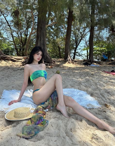 Ulzzang Beach Outfit, Ulzzang Beach, Summer Picture Poses, Bali Beaches, Female Reference, Beach Poses, Basic Dress, Dream Body, Summer Pictures