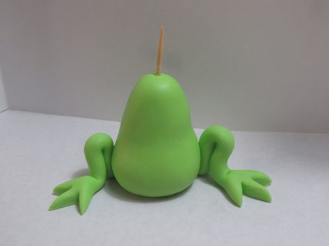 Fondant Frog, Frog Tutorial, Polymer Clay Fish, Fondant Cake Tutorial, Woodland Cake, Fondant Animals, Cake Topper Tutorial, Fondant Cake Toppers, Beer Birthday