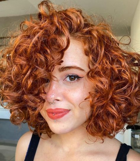 Red Neck-Length Hairstyle for Curly Hair Neck Length Hair Cuts, Bob Riccio, Neck Length Hair, Red Curly Hair, Curly Bob Hairstyles, Penteado Cabelo Curto, Orange Hair, Curly Hair Cuts, Short Curly Hair