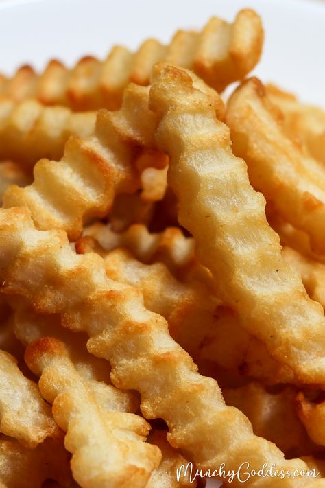 Close up photo of crinkle cut fries. Fries Video, Reheat French Fries, Crinkle Fries, Crinkle Cut Fries, Food Tiktok, Air Fryer Cooking Times, Fries Recipe, Easy Air Fryer, Food Truck Design