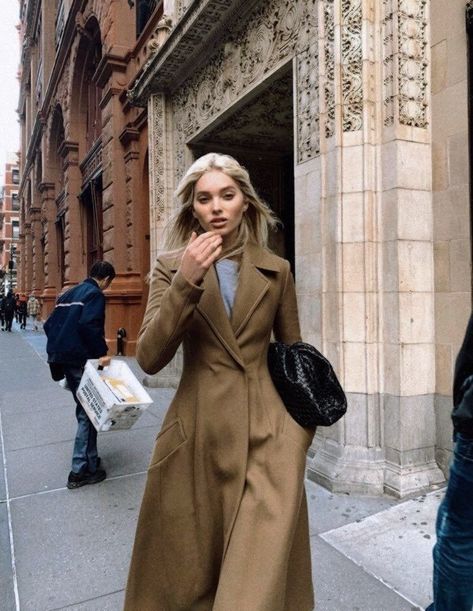 Walking Down The Street, Elegant Coats, Lil Pump, Elsa Hosk, Mode Ootd, Models Off Duty, 가을 패션, 여자 패션, العناية بالشعر