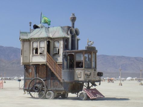 Steampunk Motorhome (2009) Crazy Houses, Steampunk Tendencies, Art Steampunk, Crazy House, Black Rock City, Unusual Buildings, Unusual Homes, Unique Buildings, Unique Houses