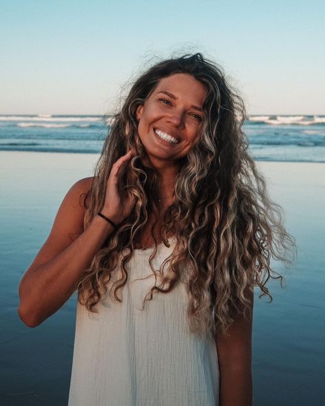 Beachy surf hair Long Beachy Hair, Beachy Hair Color, Surf Girl Hair, Beach Hair Color, Hawaii Hair, Surf Hair, Surfer Hair, Beachy Hair, Beauty Inspo