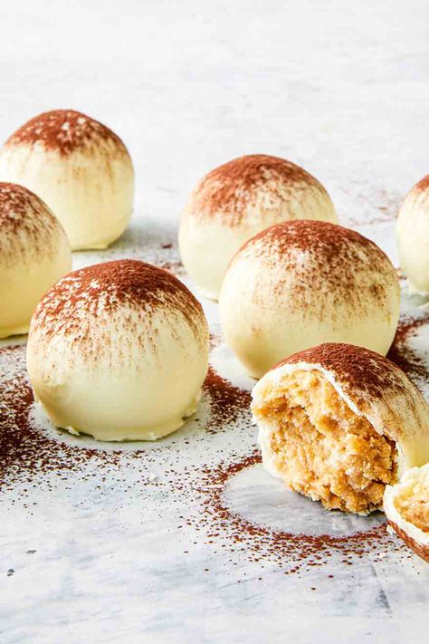 Dessert Truffle Recipes, Truffels Recipes, Tiramisu Balls Recipe, Tiramisu Balls, Rumballs Recipe, Truffle Balls Recipe, Elegant Christmas Desserts, Christmas Truffles Recipe, Christmas Day Food