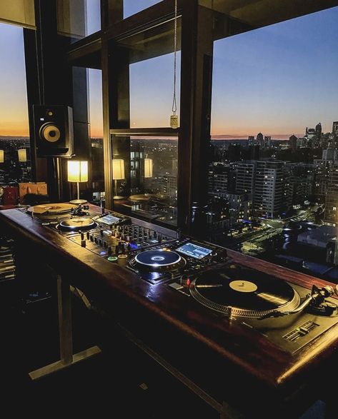 Home Dj Booth, Dj Setup Ideas Home, Chaka Kahn, Evil Woman, Cave Room, Dj Room, Music Studios, Sound Room, Man Cave Room