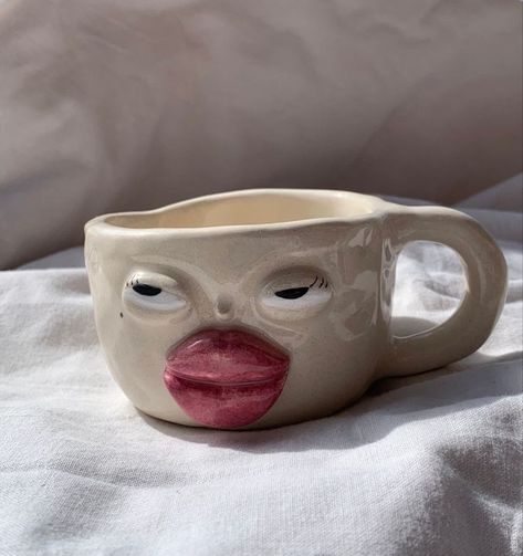 Mug Ceramics Ideas, Funky Ceramics Ideas, Clay Crafts Mug, Cute Clay Mug Ideas, Ceramic Cups Ideas, Cool Ceramics Ideas, Pottery Ideas Mugs, Funny Clay Ideas, Aesthetic Ceramic Art