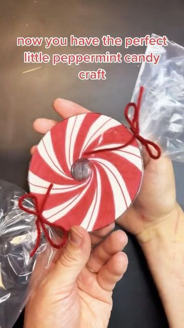 Christmas Ornaments Using Old Cds, Cd Christmas Ornaments Ideas, Diy Peppermint Candy Decorations, Kids Craft Ideas Easy, Peppermint Candy Crafts, Holiday Crafts To Sell, Holiday Diy Crafts, Easy Holiday Crafts, Holiday Decor Diy