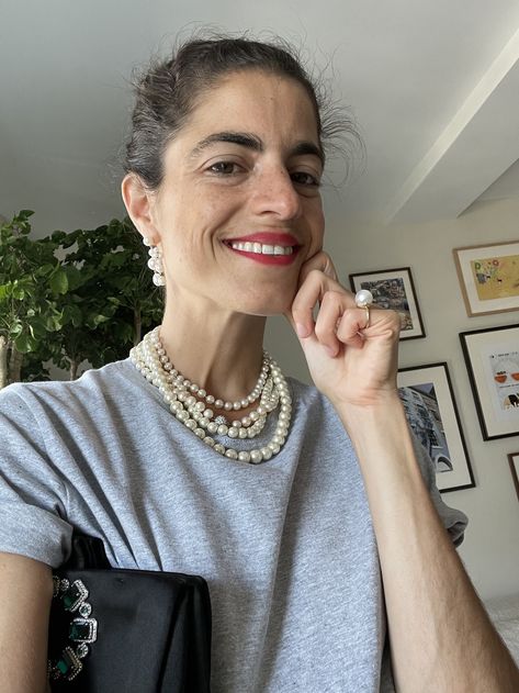 Outfit With Pearls, Pearl Necklace Outfit, Pearl Outfit, Casual Pearls, Moda China, Leandra Medine, Necklace Outfit, Casual Necklaces, Ball Gown Skirt