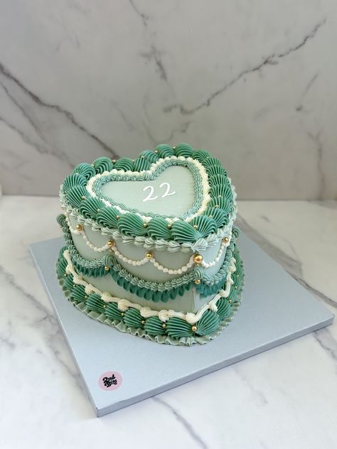 Teal Vintage Cake, White Vintage Heart Cake, Blue Heart Cake, Teal Cake, Heart Cake Design, Victorian Cakes, Vintage Heart Cake, Heart Birthday Cake, Cake With Gold