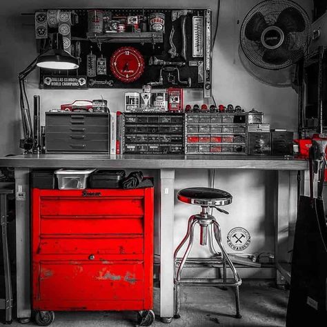 Vintage Workshop, Workbench Ideas, Tool Chests, Motorcycle Workshop, Garage Organisation, Mechanical Workshop, Workshop Layout, Workbench Plans Diy, Mechanic Shop