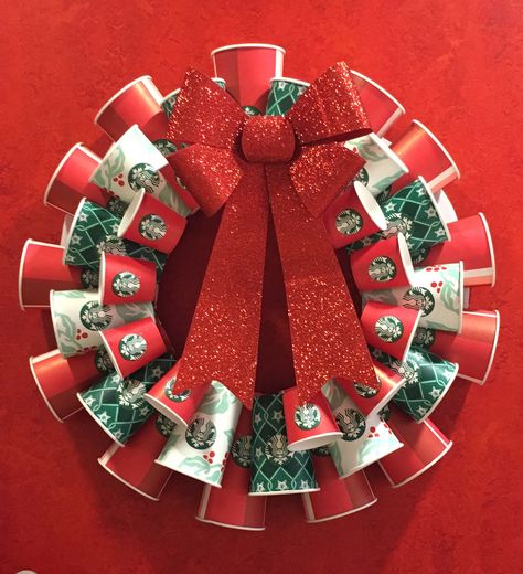 Christmas Coffee Decorations, Starbucks Ornaments Display, Starbucks Cup Wreath, Starbucks Christmas Aesthetic, Christmas Cafe Decor, Starbucks Wreath, Coffee Shop Christmas Decor, Starbucks Decorations, Christmas Dyi Crafts