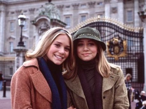 The Best Mary Kate & Ashley Movie Fashion Moments That Gave Us Serious Teen Style Envy | Bustle Mary Kate And Ashley Olsen 2000s, Olsen Twins Movies, Mary Kate And Ashley Olsen, Olsen Twins Style, Mary Kate And Ashley, Zoey 101, Olsen Sister, Winning London, Mary Kate Ashley