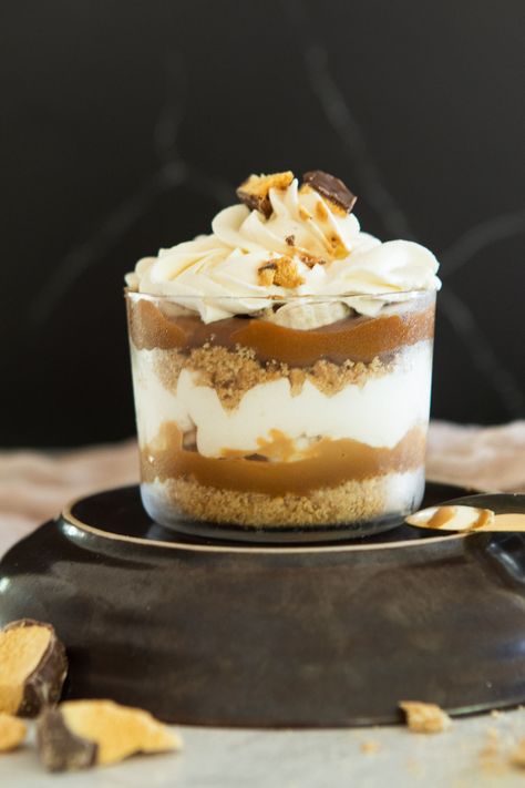 Individual Banoffee Pie, Banoffee Pudding Recipe, Banoffee Pie Cups, Small Fancy Desserts, Pudding Desserts In A Cup, Cake Parfait Cups, Individual Trifle Desserts Cups, Banoffee Parfait, Uk Desserts