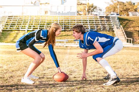 Cheerleader And Football Player, Cheerleader Couple, Football Senior Photos, Football Players Pictures, Football Couple, Hoco Poses, Solo Poses, Football Pics, Cheerleading Pictures