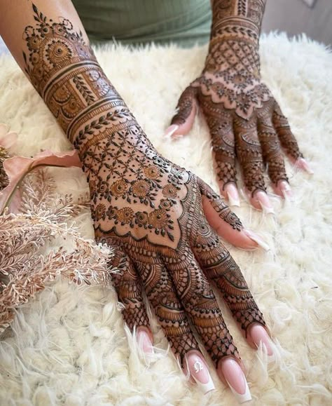 Henna designs New Simple Mehndi Designs, Wedding Henna Designs, Henna Tattoo Design, Back Hand Mehndi, Tato Henna, Mehndi Designs Bridal Hands, Legs Mehndi Design, Bridal Henna Designs, Design Henna