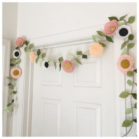 Felt Decorations Home, Flower Garland Diy, Garland For Christmas, Felt Flower Garland, Diy Girlande, Garland Ideas, Flower Garland Wedding, Felt Flowers Diy, Party Girlande