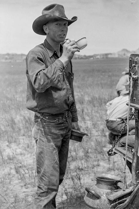 These photos show cowboys and dudes as they round up cattle on the Montana Range, 1939 - Rare Historical Photos Rodeo Cowboys, Cowboy Pictures, Real Cowboys, Rare Historical Photos, Western Artist, Cowboys And Indians, Cowboy Up, Cowboy Art, Vintage Cowboy