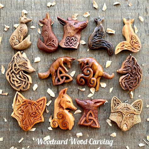 Mini Wood Carving Ideas, Dremel Art Ideas, Wood Carving Jewelry, Widdling Wood Ideas Easy, Wood Carving Patterns Free, Wood Carving Ideas, Woodcarving Ideas, Wood Jewelry Diy, Carved Wooden Animals