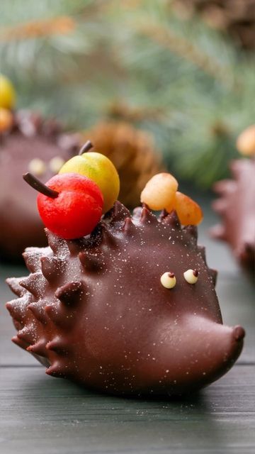 Hedgehog Cake Pops, Chocolate Hedgehog, Hedgehog Cake, Pecan Rolls, Dark Chocolate Ganache, Cake Christmas, Roll Cookies, Chocolate Sponge, Fool Proof Recipes