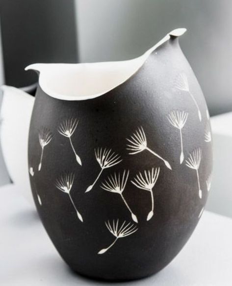 Black And White Sgraffito Pottery, Pottery Scraffito Patterns, Sgraffito Designs Easy, Mishima Pottery, Sgraffito Designs Pattern, Scraffito Designs Simple, Sgraffito Ceramics, Sgraffito Pottery, Ceramics Bowls Designs