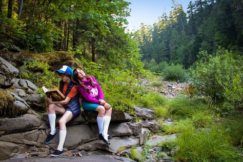 Dipper and Mabel cosplays by @mythicalrealitycosplay on Instagram Mabel And Dipper Cosplay, Dipper And Mabel Cosplay, Mabel Aesthetic, Dipper Cosplay, Gravity Falls Cosplay, Gravity Falls Dipper, Gravity Falls Fan Art, Dipper And Mabel, Cosplay Inspo