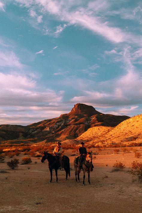 Sunset Horseback Riding in Lajitas, Texas – Big Bend Ranch State Park mit Lajitas Golf Resort / Texas USA Roadtrip Travel Guide by Alice M. Huynh Western Texas Aesthetic, El Paso Texas Aesthetic, Usa Travel Aesthetic, Rural America Aesthetic, Texas Astethic, Texas Ranch Aesthetic, West Texas Aesthetic, Lajitas Texas, Texas Autumn