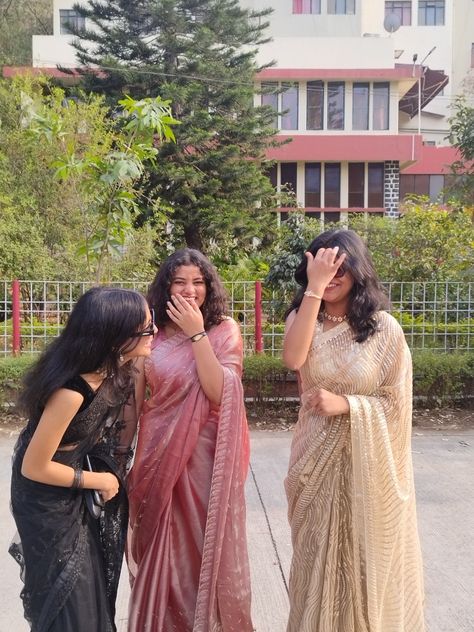 Tri Poses, Trio Saree Poses, Trio Friends Photo Ideas, Trio Poses Aesthetic, Sister Photoshoot Poses Indian, Farewell Outfits, Bestie Poses, Saree Pose, Cute Friend Poses